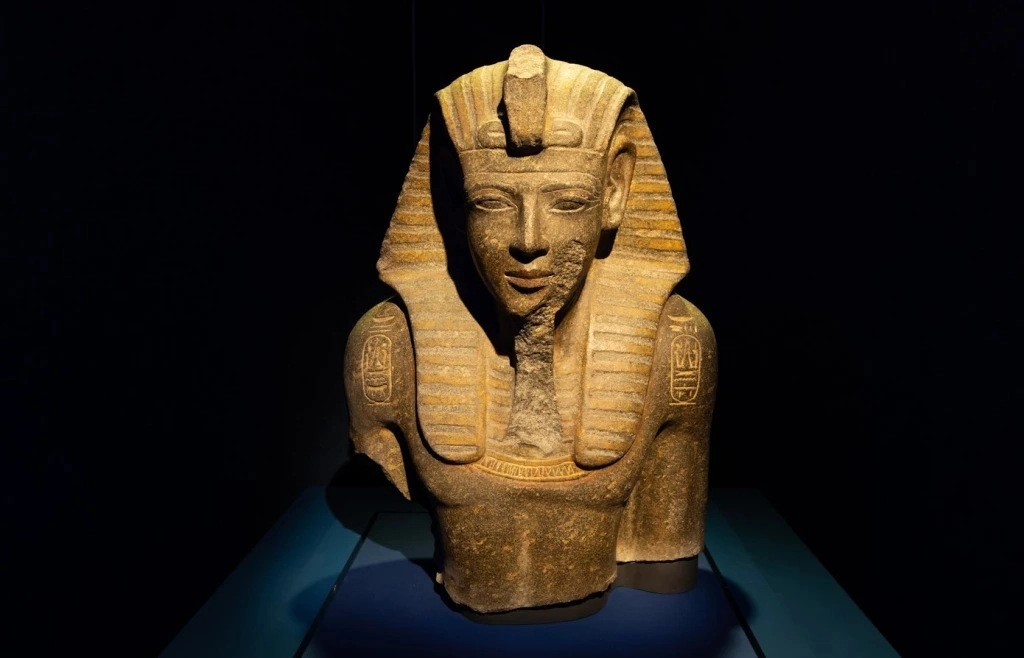 Statue aus rotem Granit von Ramses II