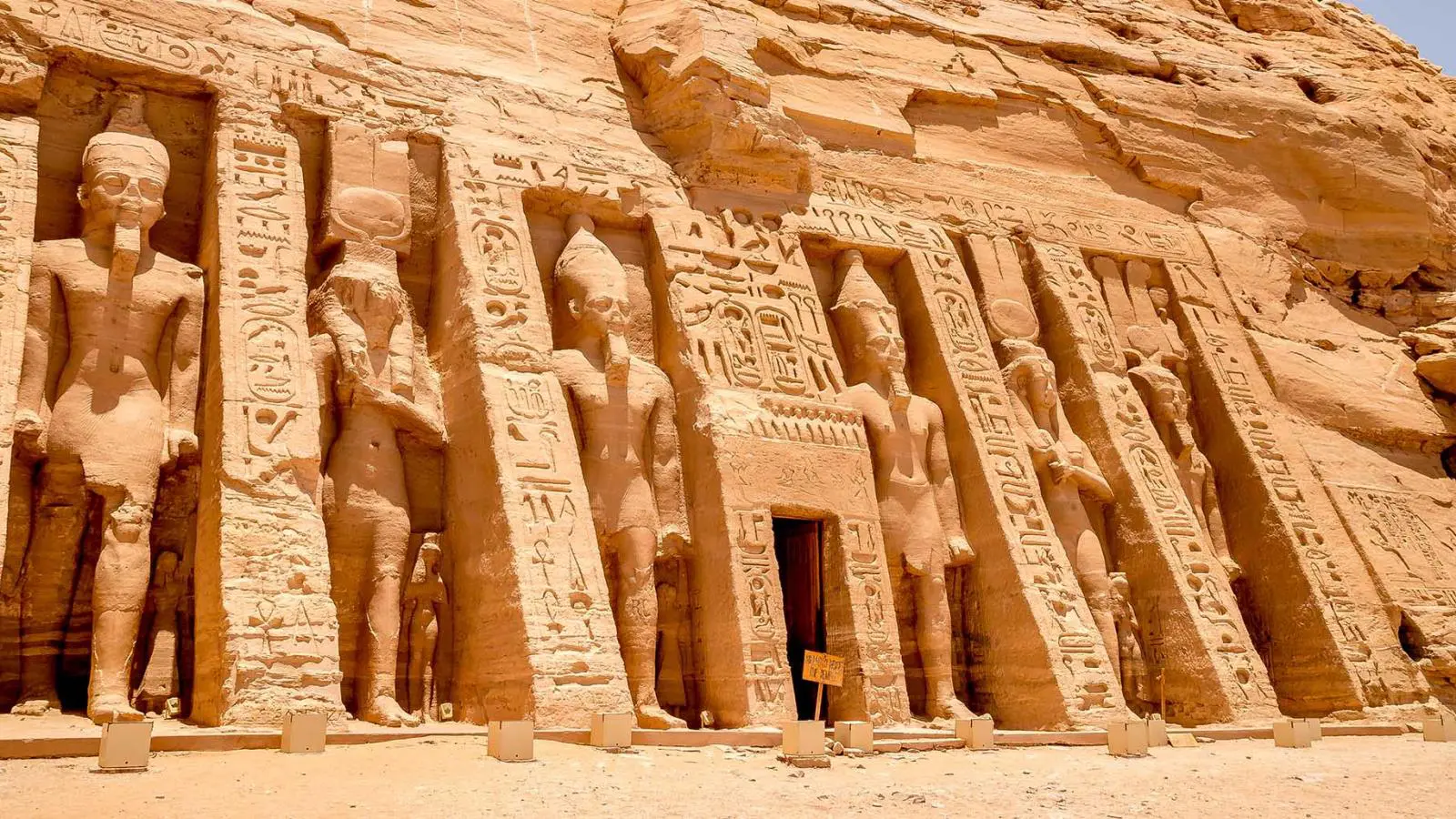 A Day Tour from Cairo to Abu Simbel By Plane